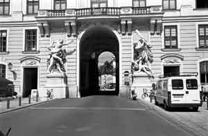 Franzensplatz, Durchgang zum Michaeler Platz (c) Roland Reuß